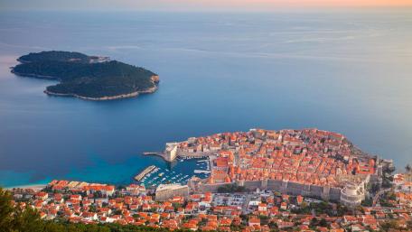 Stunning Coastal Cityscape at Sunset wallpaper