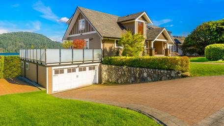 Charming Lakeside Home in Vibrant Neighborhood wallpaper