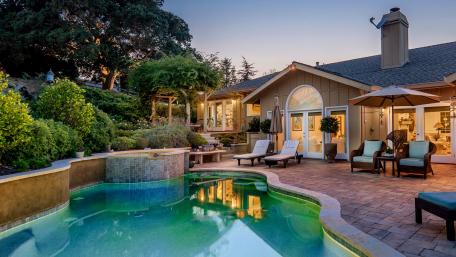 Serene Evening by the Poolside in a City Retreat wallpaper