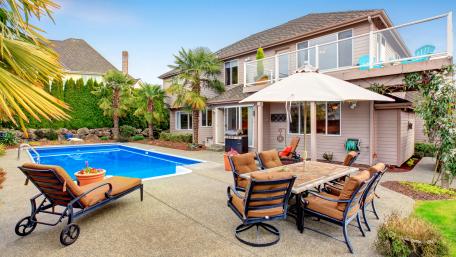 Luxury Urban Oasis with Poolside Relaxation wallpaper
