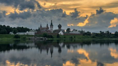 Serene River Reflections at Dusk in Cityscape wallpaper
