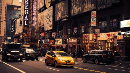 Vibrant City Streets Captured in Motion wallpaper