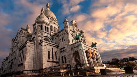Majestic Skyline of Sacré-Cœur Basilica in Paris wallpaper