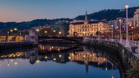 Serene Cityscape at Dusk wallpaper