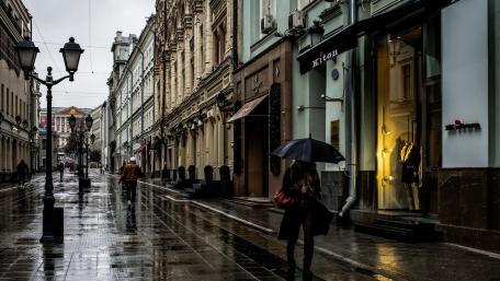 Urban Rainy Day Charm in the Cityscape wallpaper