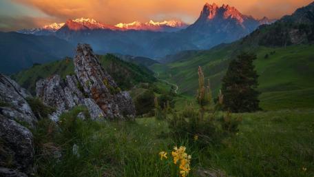 Majestic Mountain Wilderness Viewpoint wallpaper