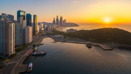 Sunset Over a Vibrant City Skyline wallpaper