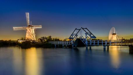 Windmills at Kinderdijk wallpaper