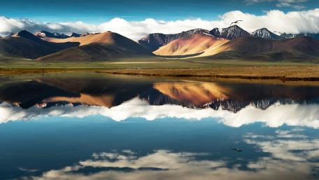 Serene Mountain Reflection in Tranquil Waters wallpaper