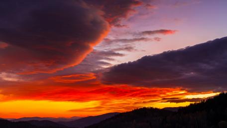 Majestic Sunset Over Mountains wallpaper