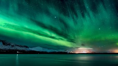 Aurora Borealis Over Tranquil Waters wallpaper