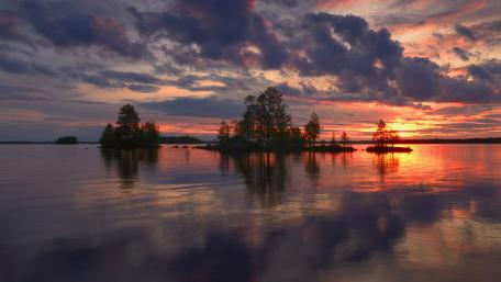 Sunset Serenity Over Calm Waters wallpaper