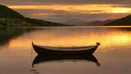 Enchanting Sunset Over Serene Lake wallpaper