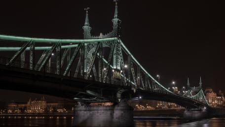 Liberty Bridge by night wallpaper