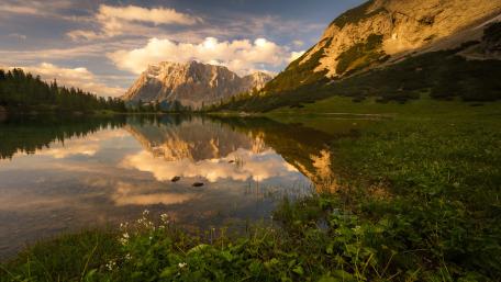 Majestic Mountain Reflections in Tranquil Lake wallpaper