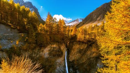 Autumn Waterfall in Majestic Mountains wallpaper