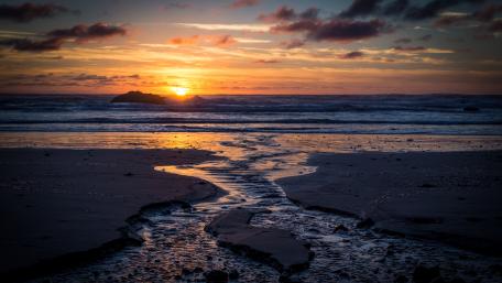 Serene Sunset Over Tranquil Shoreline wallpaper