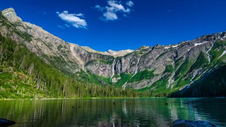 Majestic Mountain Reflections in Tranquil Water wallpaper