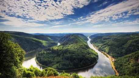Breathtaking River Bend in Lush Green Landscape wallpaper