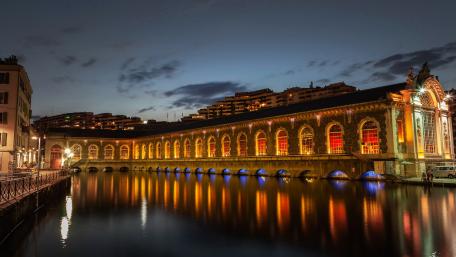 Serene Urban Reflection at Dusk wallpaper