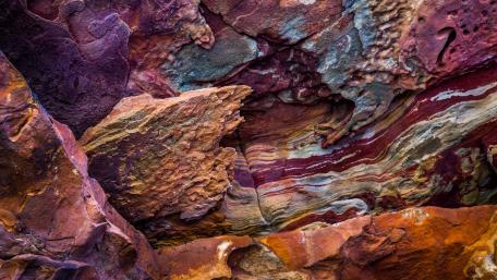 Colors of Earth in a Striking Rock Formation wallpaper