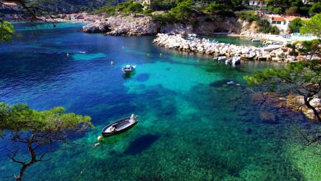 Serene Coastal Landscape with Crystal Clear Waters wallpaper