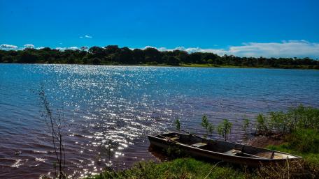 Serene Lakeside Escape for Tranquility and Reflection wallpaper