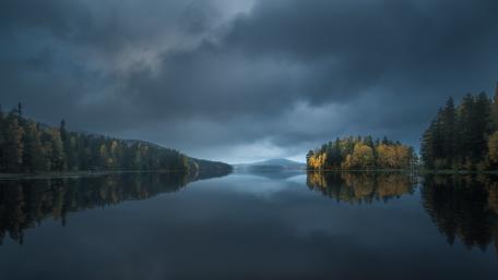 Cloudy fall reflection wallpaper