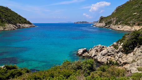 Serene Coastal Escape in Turquoise Waters wallpaper