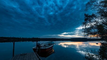 Blue Serenity at Dusk Above Calm Waters wallpaper