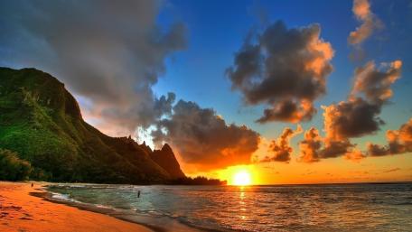 Serene Sunset over Tranquil Beach Shore wallpaper