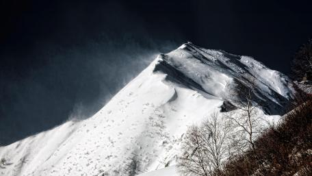 Majestic Winter Mountain Summit Capture wallpaper