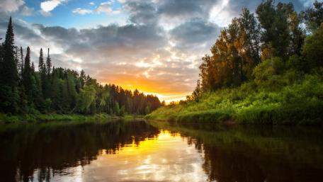 Serene Sunset Over a Reflective River wallpaper