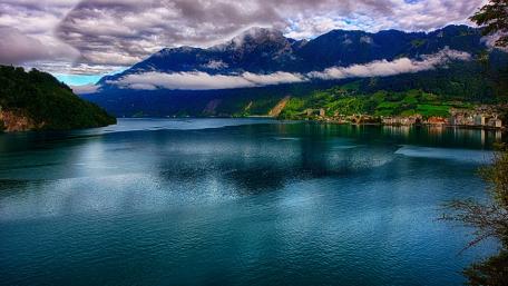 Tranquil Reflections on a Serene Lake wallpaper