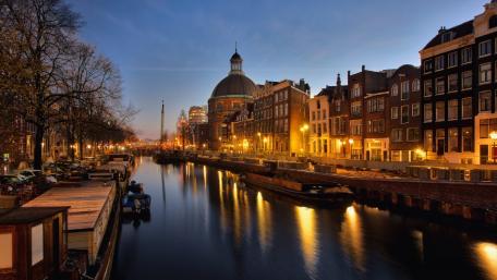 Serene Evening by the Canal in the City wallpaper
