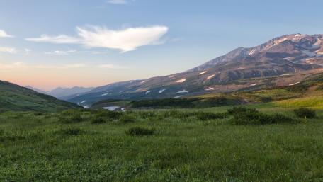 Serene Mountain Landscape at Dusk wallpaper