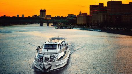 Cruise in Moscow wallpaper