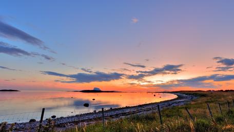 Serene Coastal Sunset Over Tranquil Waters wallpaper