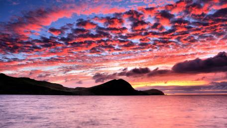 Radiant Sunset Over Tranquil Waters wallpaper
