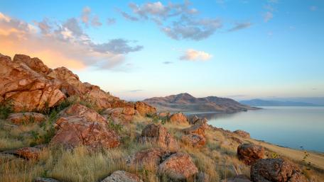 Majestic Coastal Landscape at Dusk wallpaper