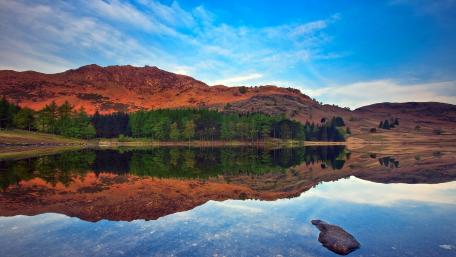 Serene Lake Reflection Enhancing Natural Beauty wallpaper