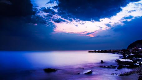 Serene Ocean Horizon at Dusk wallpaper