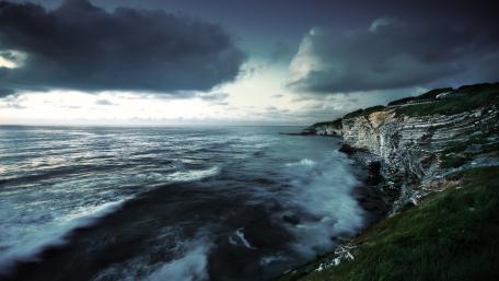 Serene Coastal Horizon at Dusk wallpaper