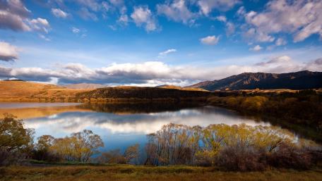 Serene Autumn Reflection on a Tranquil Lake wallpaper