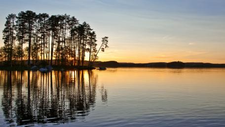 Tranquil Dusk Over Serene Lake wallpaper