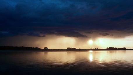Calm Dusk Over Serene Lake wallpaper
