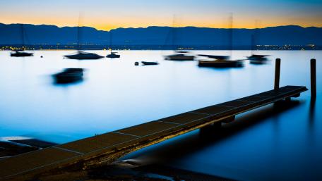 Serene Lakeside Pier at Dusk wallpaper