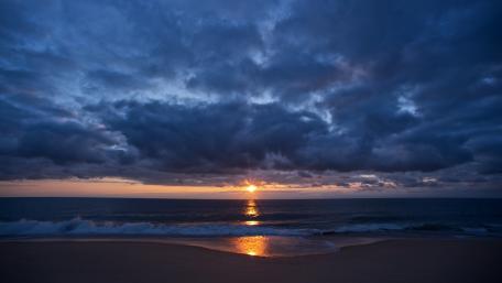 Cloudy sunset from the beach wallpaper