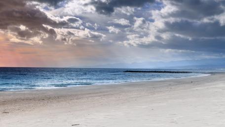 Serene Beach Horizon at Sunset wallpaper
