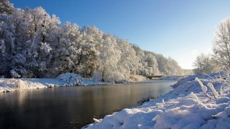 Tranquil Winter River Scene with Snowy Trees wallpaper